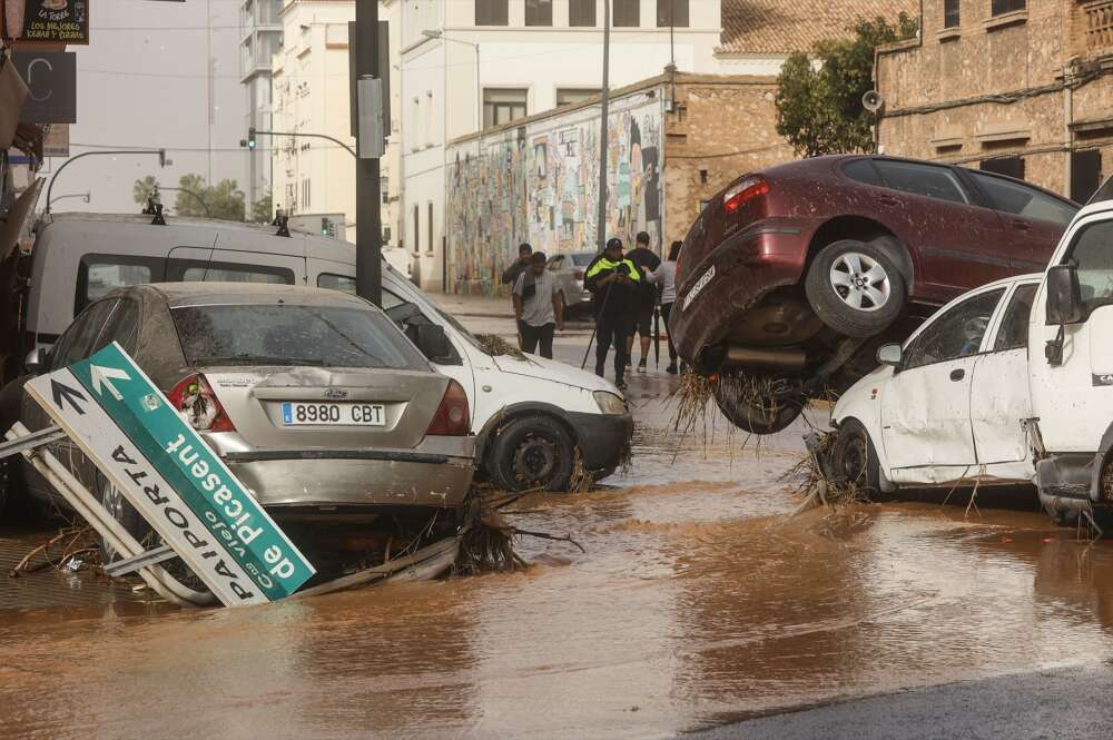 Vehículos destrozados tras el paso de la DANA por el barrio de La Torre de Valencia. Foto: Rober Solsona / Europa Press