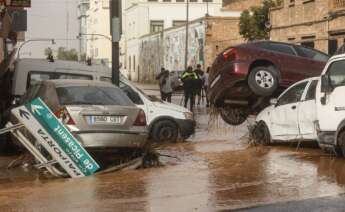 Vehículos destrozados tras el paso de la DANA por el barrio de La Torre de Valencia. Foto: Rober Solsona / Europa Press