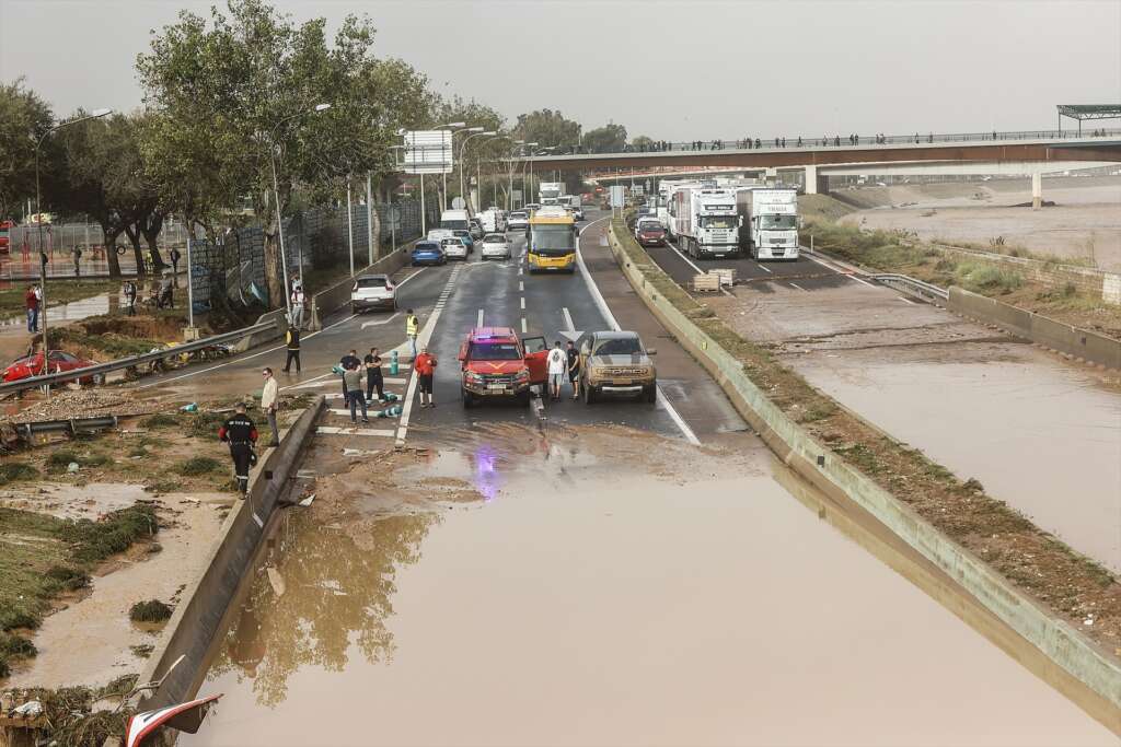 Vehículos en la V-30 tras el paso de la DANA y la subida del cauce del río Turia, en Valencia. Foto: Rober Solsona / Europa Press