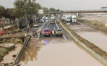 Vehículos en la V-30 tras el paso de la DANA y la subida del cauce del río Turia, en Valencia. Foto: Rober Solsona / Europa Press