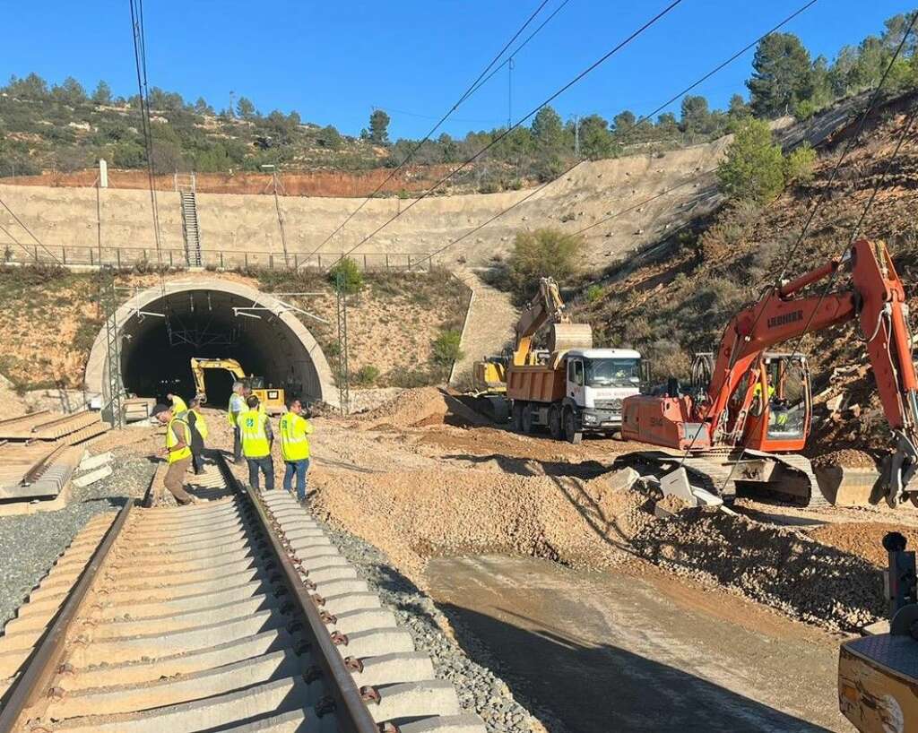 Trabajos de Rover para recuperar la alta velocidad Valencia-Madrid tras el paso de la DANA (Imagen: Rover Grupo)