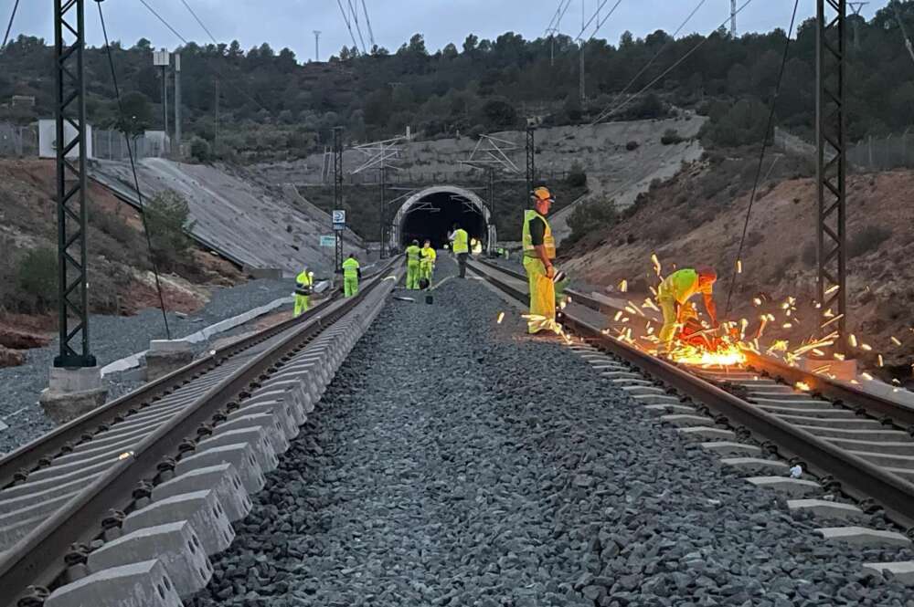 Trabajos de Rover para recuperar la alta velocidad Valencia-Madrid tras el paso de la DANA (Imagen: Rover Grupo)