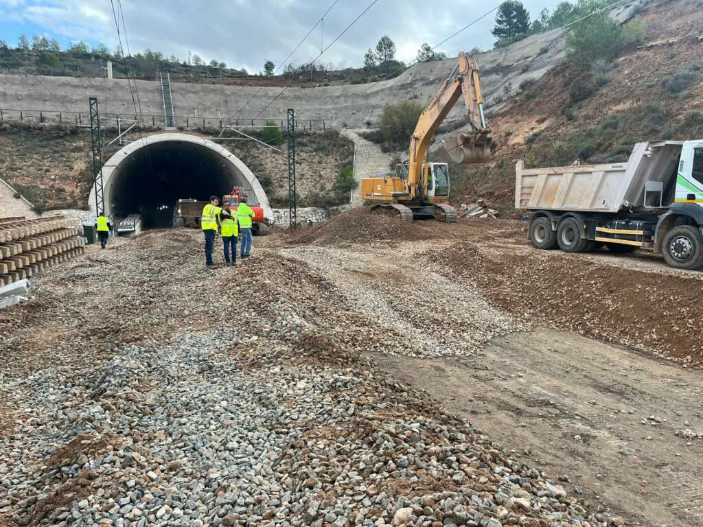 Trabajos de Rover para recuperar la alta velocidad Valencia-Madrid tras el paso de la DANA (Imagen: Rover Grupo)