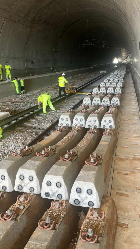 Trabajos de Rover para recuperar la alta velocidad Valencia-Madrid tras el paso de la DANA (Imagen: Rover Grupo)