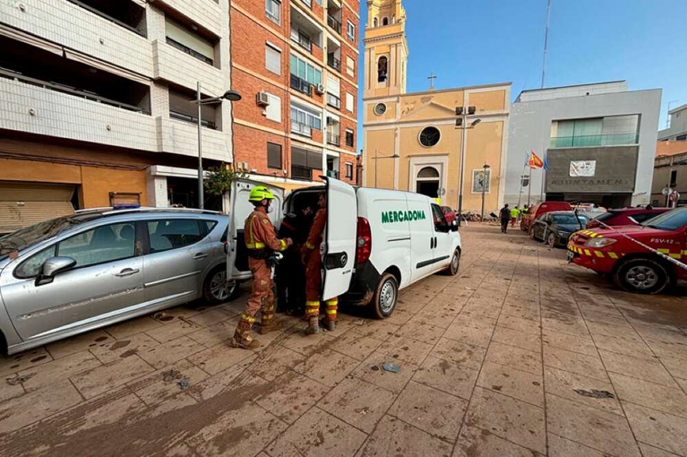 Mercadona colabora con los equipos de emergencia en la DANA