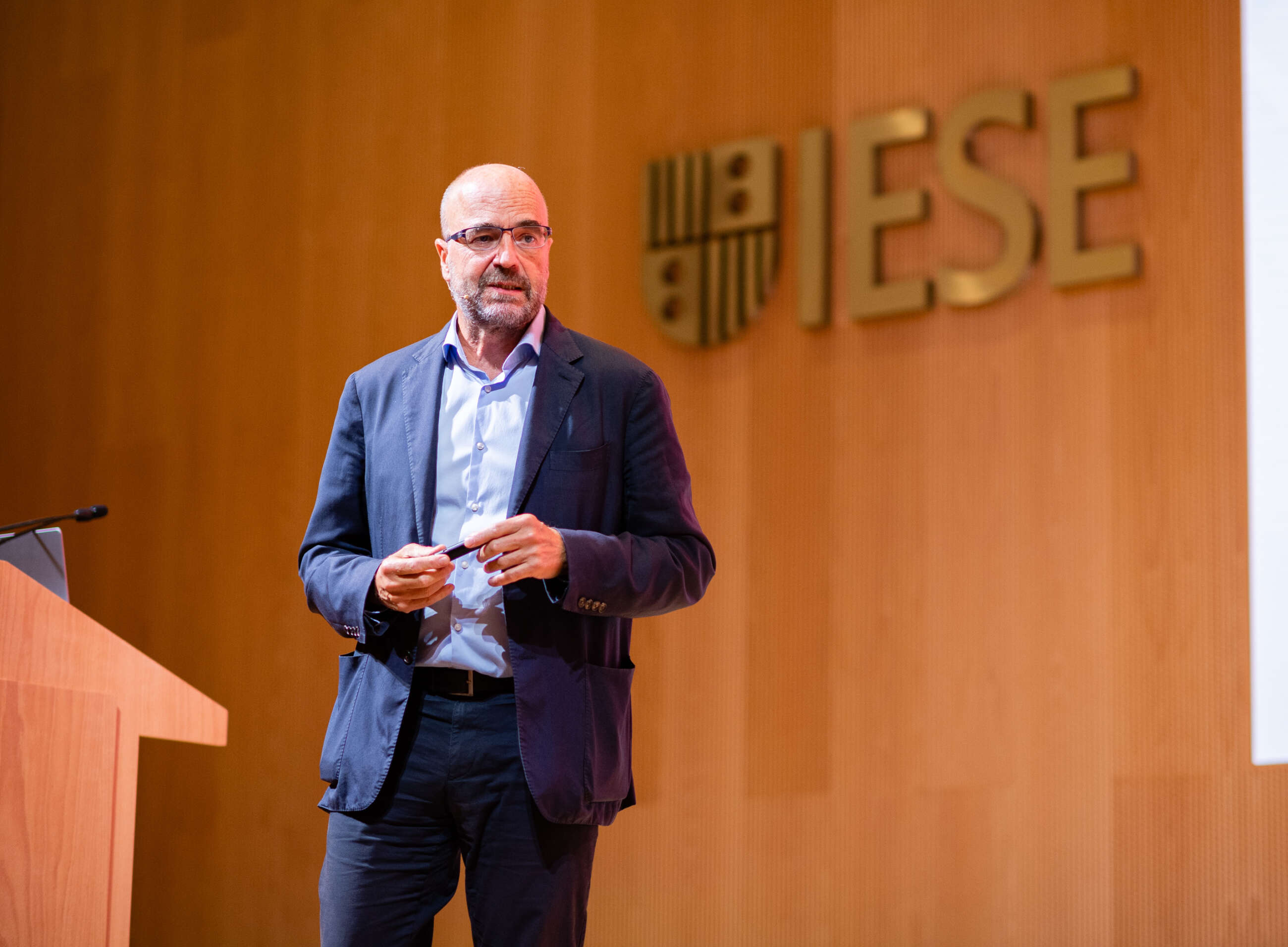 Javier Díaz Giménez, profesor del IESE, analiza el impacto económico de la DANA