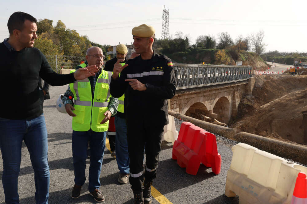 Vicent Mompó, president de la Diputació, en el pont de Bunyol