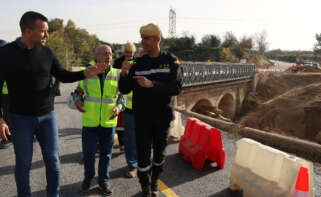 Vicent Mompó, president de la Diputació, en el pont de Bunyol