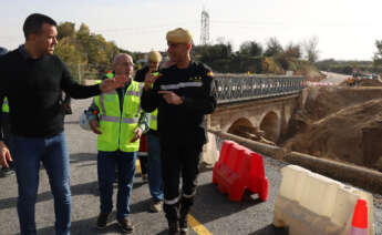 Vicent Mompó, president de la Diputació, en el pont de Bunyol