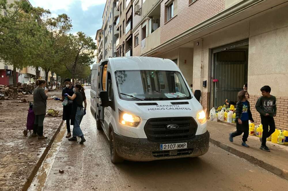 Una de las furgonestas de AGS realizando los repartos mano a mano entre los afectados por la DANA