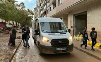 Una de las furgonestas de AGS realizando los repartos mano a mano entre los afectados por la DANA