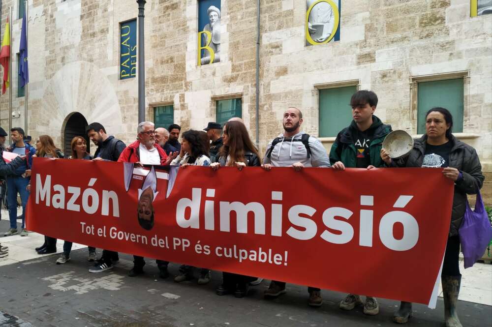 Mazón es protestado por manifestantes ante les Corts Valencianes