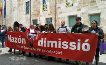 Mazón es protestado por manifestantes ante les Corts Valencianes