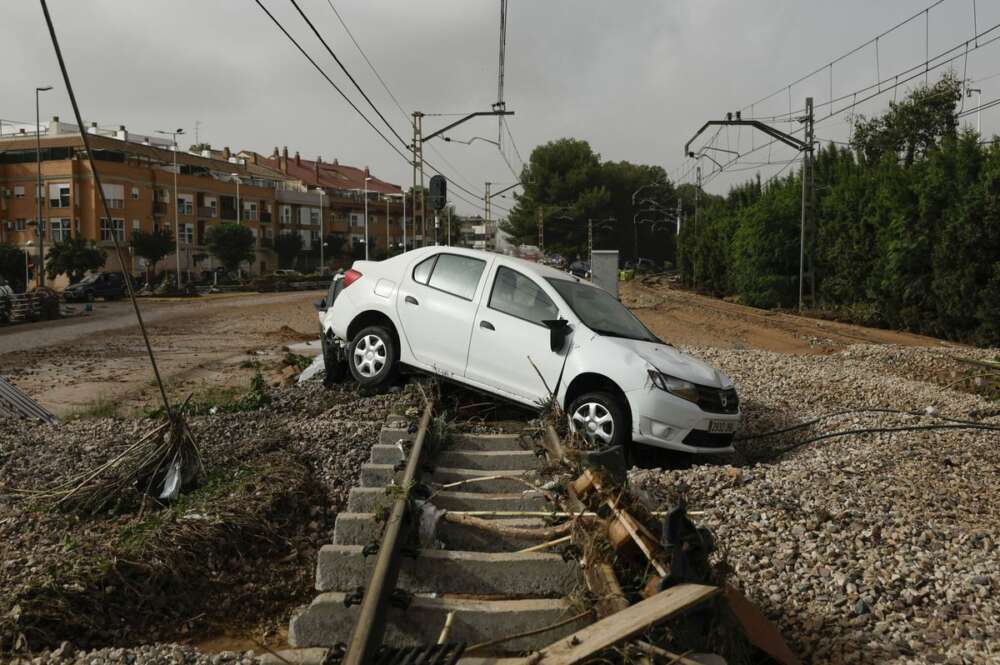 Una via donde pasa el AVE con un coche encima