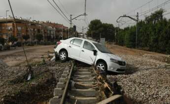 Una via donde pasa el AVE con un coche encima