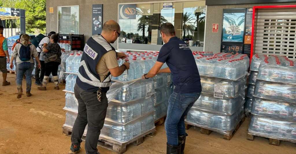 Donaciones de agua mineral de Importaco por la DANA