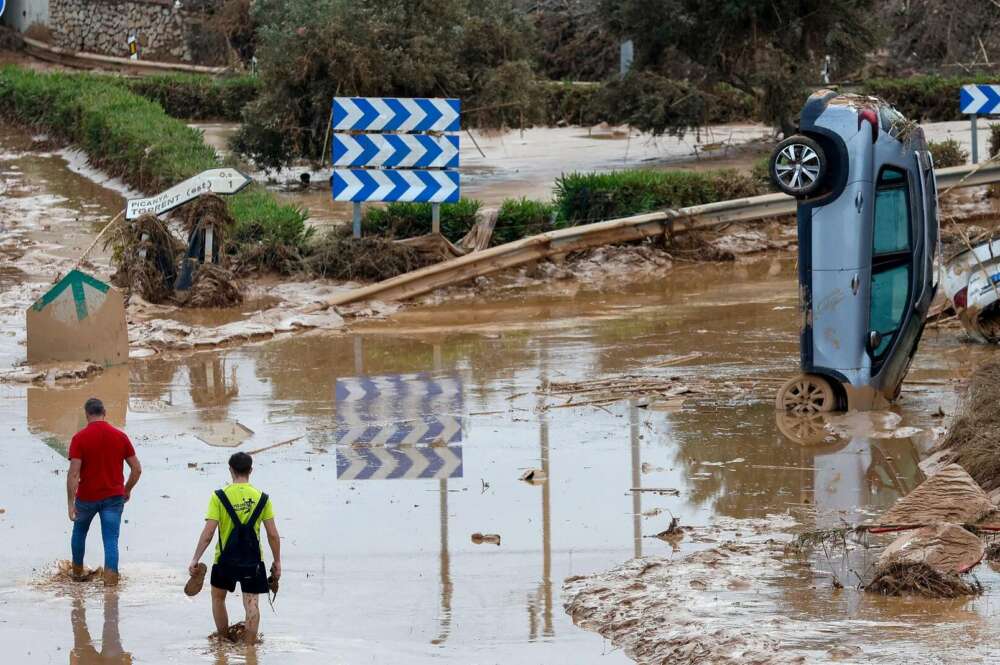 Calle de Paiporta afectada por las lluvias. EFE/Manu Bruque