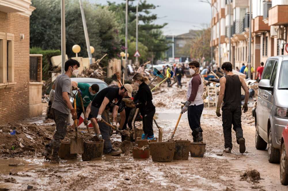 Voluntarios limpian los desperfectos ocasionados por la DANA, a 4 de noviembre de 2024, en Paiporta, Valencia, Comunidad Valenciana (España). La DANA ha dejado, por el momento, 210 víctimas mortales en Valencia, con pueblos devastados, restricciones de movilidad y carreteras cortadas. Para hoy, está activa la Emergencia Situación 2 por inundaciones en toda la provincia de Valencia y en toda la provincia de Castellón. A pesar de que se ha restablecido el 95% de la electricidad, según Iberdrola, la mayoría de los pueblos afectados por las inundaciones continúan sin gas. Diego Radamés / Europa Press 04 NOVIEMBRE 2024;DANA;ESTRAGOS;LIMPIEZA; 04/11/2024