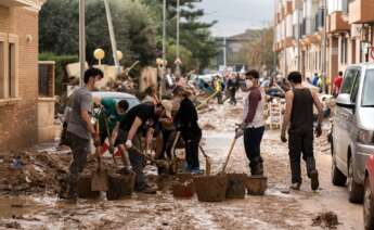 Voluntarios limpian los desperfectos ocasionados por la DANA, a 4 de noviembre de 2024, en Paiporta, Valencia, Comunidad Valenciana (España). La DANA ha dejado, por el momento, 210 víctimas mortales en Valencia, con pueblos devastados, restricciones de movilidad y carreteras cortadas. Para hoy, está activa la Emergencia Situación 2 por inundaciones en toda la provincia de Valencia y en toda la provincia de Castellón. A pesar de que se ha restablecido el 95% de la electricidad, según Iberdrola, la mayoría de los pueblos afectados por las inundaciones continúan sin gas. Diego Radamés / Europa Press 04 NOVIEMBRE 2024;DANA;ESTRAGOS;LIMPIEZA; 04/11/2024