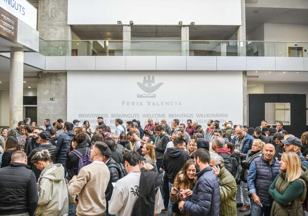 Feria del automóvil llena de gente en Valencia