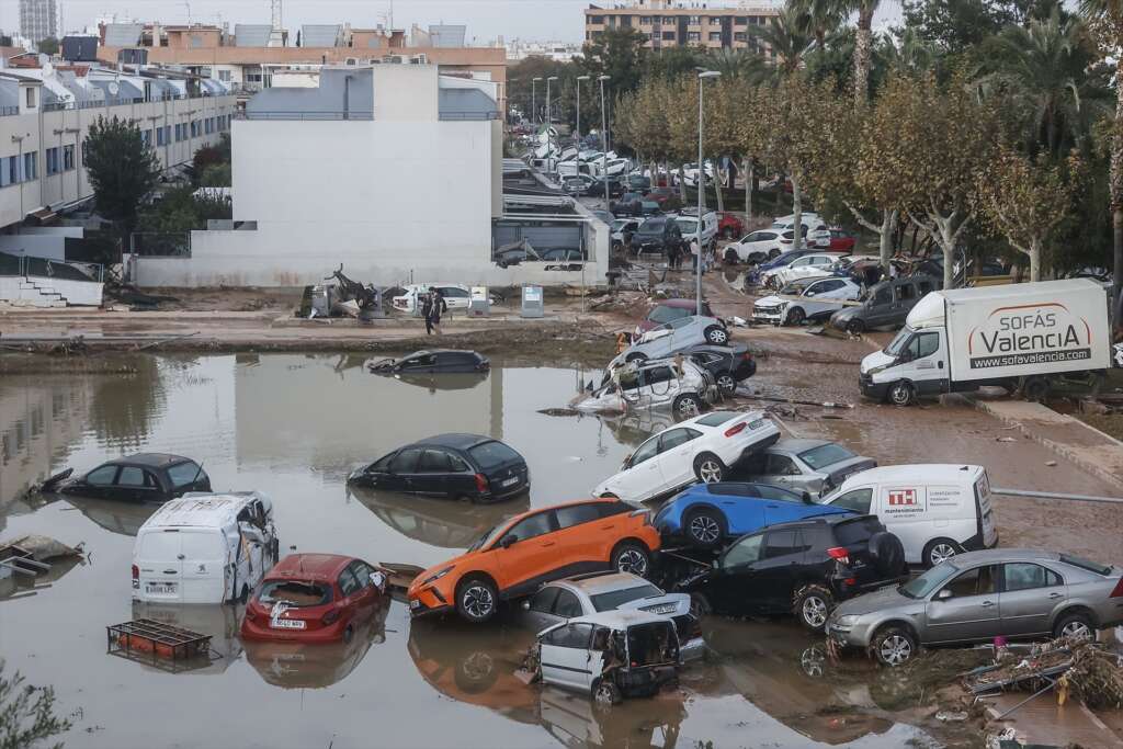 (Foto de ARCHIVO)
Efectos de la DANA en el municipio de Alfafar, a 30 de octubre de 2024, en Valencia, Comunidad Valenciana (España). La Comunitat Valenciana ha registrado la gota fría "más adversa" del siglo en la región. La Generalitat ha activado el procedimiento de múltiples víctimas por "prevención de lo que pueda venir", después de que el primer balance apunte a 51 víctimas mortales como consecuencia del temporal. En estos momentos, todavía hay personas esperando a ser rescatadas y puntos sin cobertura de telefonía y sin luz.

Rober Solsona / Europa Press
30/10/2024