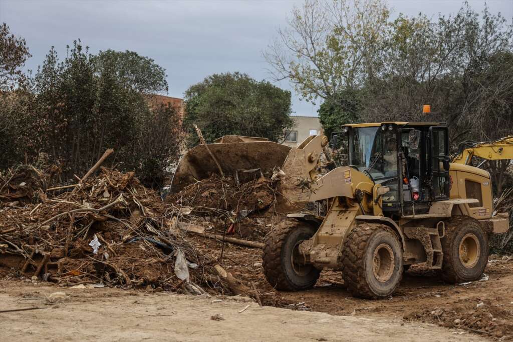 (Foto de ARCHIVO)
Una máquina excavadora trabaja en las inmediaciones del lugar donde han hallado un cadáver en avanzado estado de descomposición, víctima de la DANA, a 12 de diciembre de 2024, en Paiporta, Valencia, Comunidad Valenciana (España). Efectivos de la Unidad Militar de Emergencias (UME) han localizado el cadáver de un varón en avanzado estado de descomposición en la zona ajardinada de la conocida Casa Gris de Paiporta, un edificio emblemático de la localidad situado en la calle València y punto neurálgico de los trabajos de reconstrucción del municipio.  El hallazgo de este nuevo cadáver, baja la cifra de desaparecidos por la DANA a tres personas.

Rober Solsona / Europa Press
12 DICIEMBRE 2024;CADAVER;DANA;DESAPARECIDOS;VALENCIA
12/12/2024