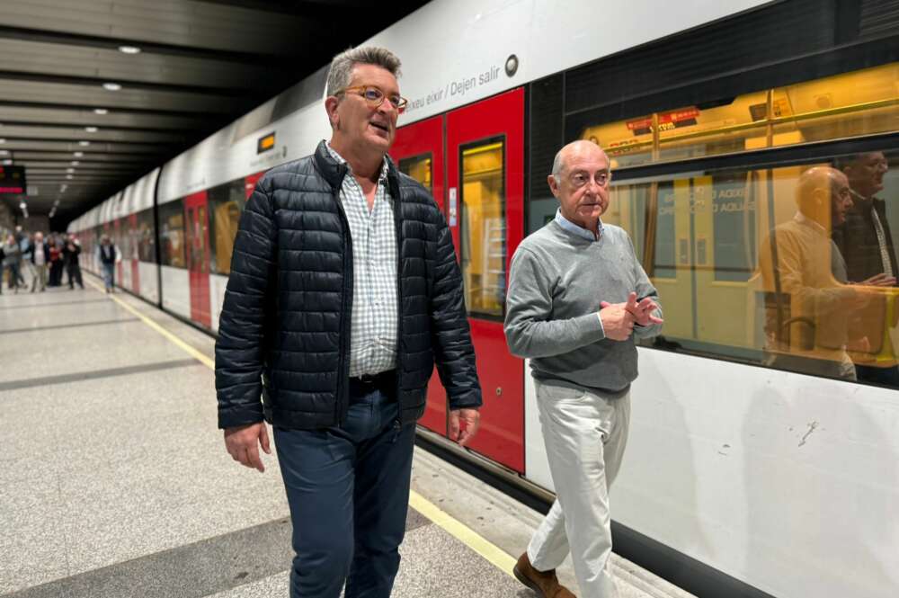 El conseller de Medio Ambiente, Infraestructuras y Territorio, Vicente Martínez Mus, y el gerente de Ferrocarrils de la Generalitat Valenciana (FGV), Alfonso Novo, en las instalaciones de Metrovalencia.