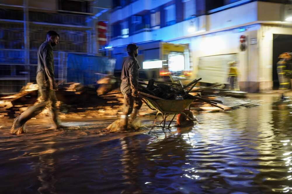 Varios militares trabajan en Aldaia, Valencia, tras el paso de la DANA. Foto: Eduardo Manzana / Europa Press