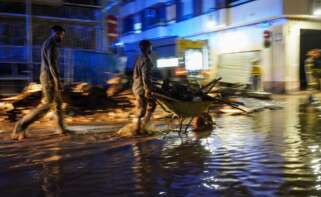 Varios militares trabajan en Aldaia, Valencia, tras el paso de la DANA. Foto: Eduardo Manzana / Europa Press