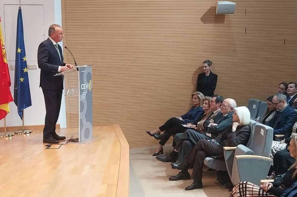 Salvador Navarro, presidente de la CEV, habla delante del presidente de Mercadona, Juan Roig, su esposa, Hortensia Herrero, y el presidente de CEOE, Antonio Garamendi.