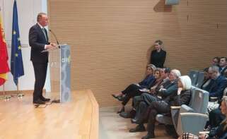 Salvador Navarro, presidente de la CEV, habla delante del presidente de Mercadona, Juan Roig, su esposa, Hortensia Herrero, y el presidente de CEOE, Antonio Garamendi.