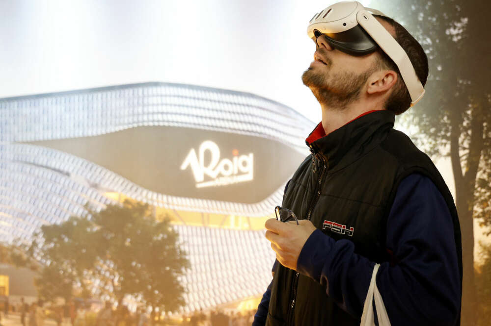 Un joven utilizar gafas en 3D para ver el interior del Arena de Juan Roig