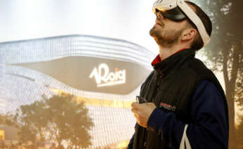 Un joven utilizar gafas en 3D para ver el interior del Arena de Juan Roig