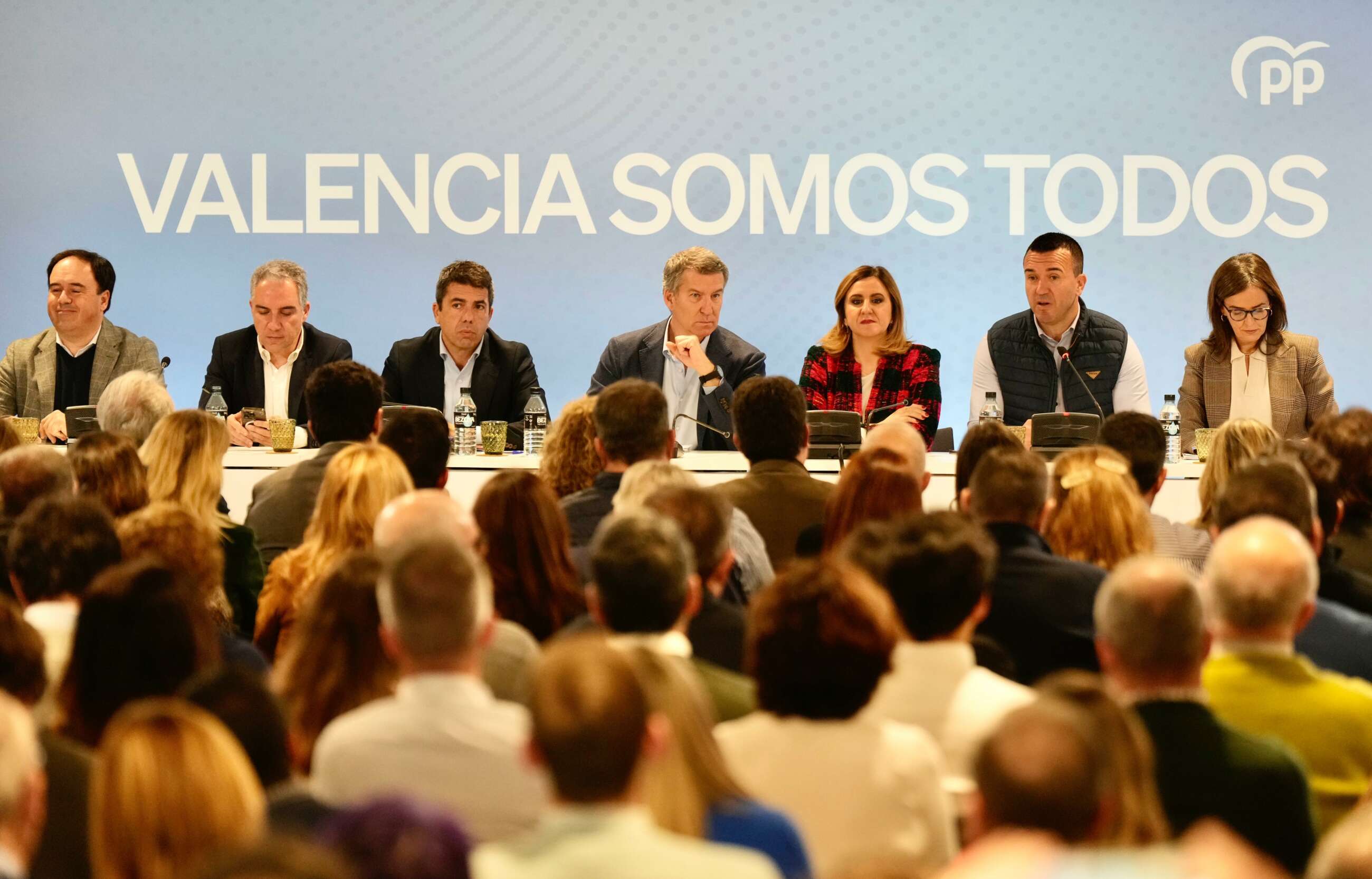 Alberto Núñez Feijóo, Carlos Mazón y María José Catalá, entre otros cargos directivos del PP, se reúnen con alcaldes y portavoces del partido de la zona afectada por la DANA