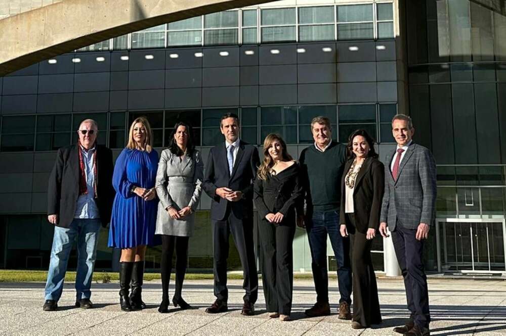 Vicente Ordaz y el resto de miembros de la nueva empresa pública de la radiotelevisión valenciana, en las instalaciones de À Punt