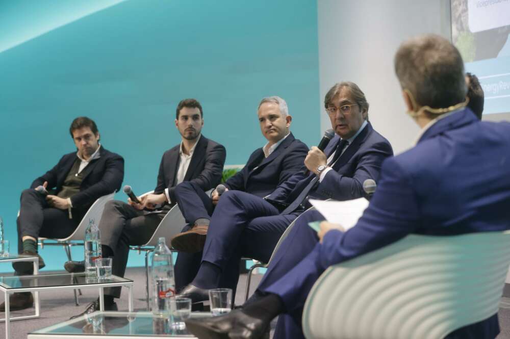 Mesa de debate en el congreso Energy Revolution de Avaesen con Guillermo Roth, subdirector de Statkraft España; Lalo Salvo, vicepresidente de Power Electronics; Javier Martínez, CEO de Prosolia Energy;; Gabriel Butler, CEO de Genia Bioenergy y Arturo Gancedo, project developer de Cox Energy (Foto: Avaesen)