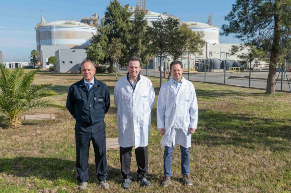 El consejero delegado de Enagás, Arturo Gonzalo; el consejero delegado de Holcim España, Ricardo de Pablos; y el director general de Saggas, Santiago Álvarez. Foto: Enagas.