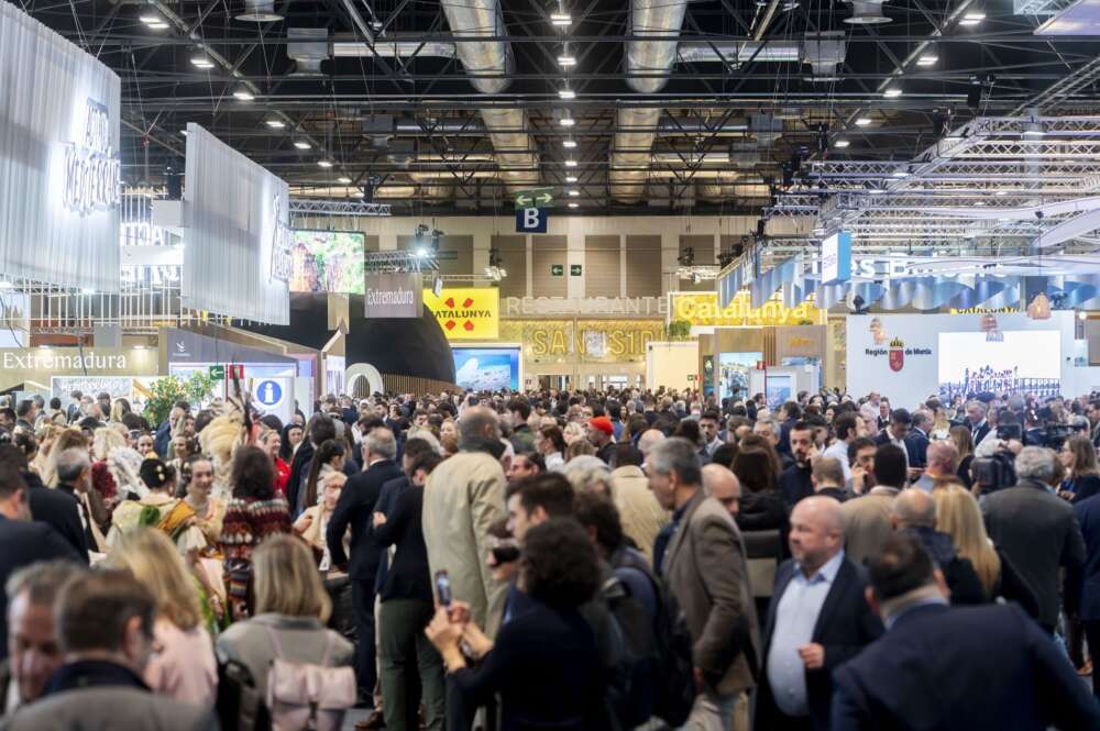 Varias personas durante la 45ª edición de la Feria Internacional de Turismo, Fitur 2025. Foto: Alberto Ortega / Europa Press