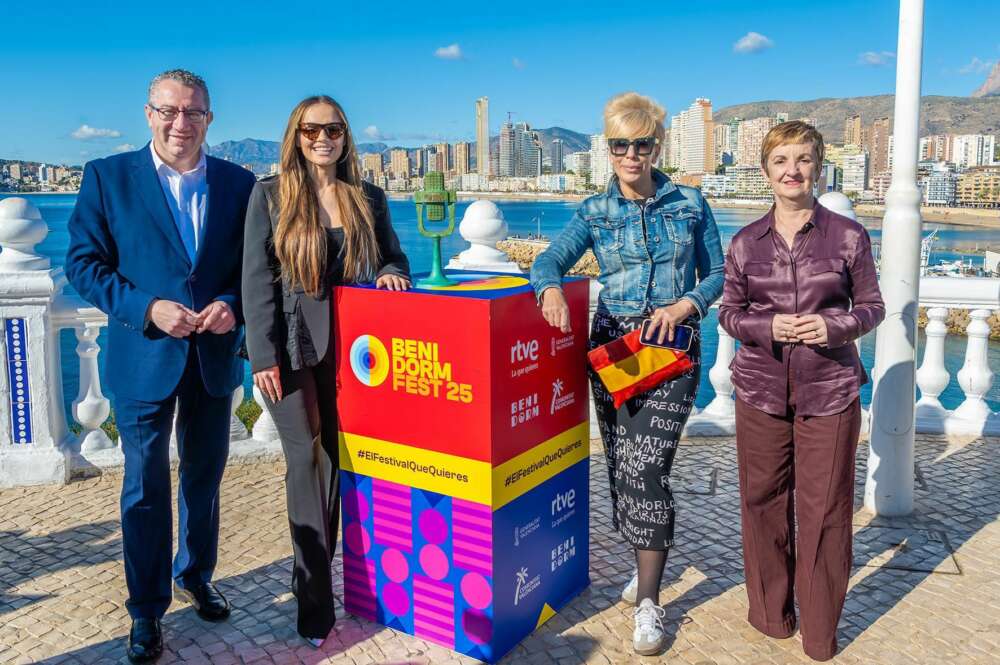 La consellera de Innovación, Industria, Comercio y Turismo, Marián Cano, con Melody, ganadora del Benidorm Fest 2025