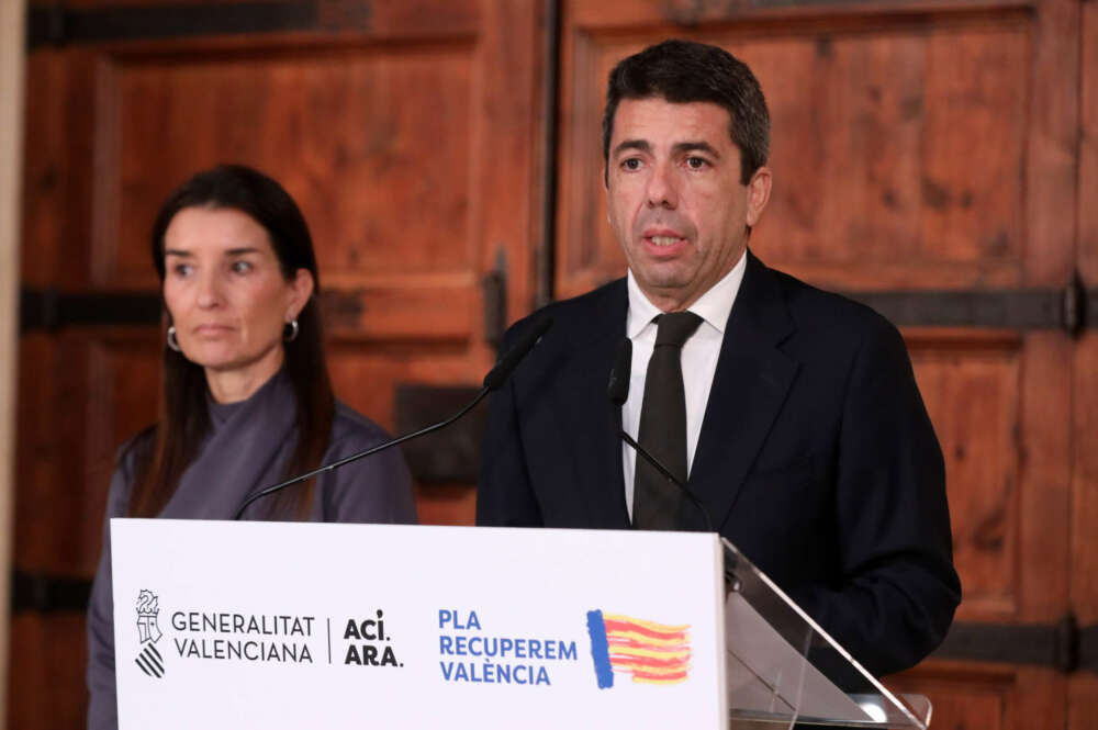 El presidente de la Generalitat, Carlos Mazón, junto a la consellera de Hacienda, Ruth Merino