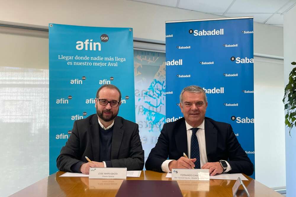 El director de la Territorial Este de Banco Sabadell, Fernando Canós, y el director general de Afin SGR, José María Badía.