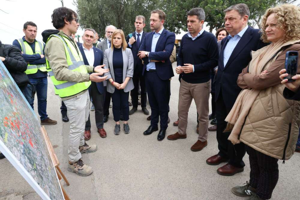 La alcaldesa de Torrent, Amparo Folgado, recibe al Comisario Europeo, Christophe Hansen, al ministro Luis Planas, al president Carlos Mazon, al conseller Miguel Barrachina y a la delegada del Gobierno Pilar Bernabé en el Mas del Jutge para visitar los trabajos de reconstrucción en los campos gravemente afectados por la DANA