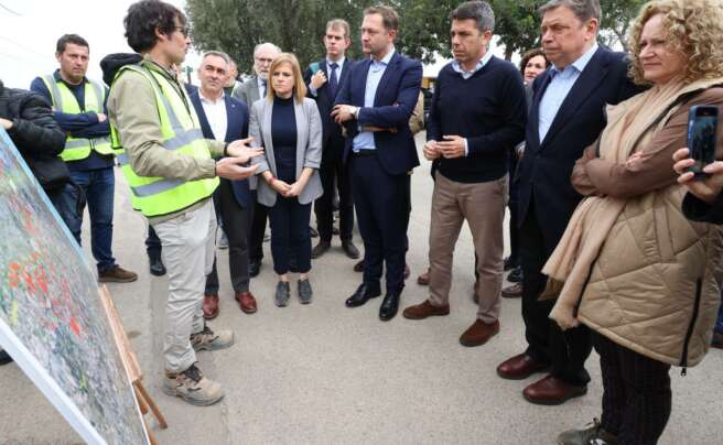 La alcaldesa de Torrent, Amparo Folgado, recibe al Comisario Europeo, Christophe Hansen, al ministro Luis Planas, al president Carlos Mazon, al conseller Miguel Barrachina y a la delegada del Gobierno Pilar Bernabé en el Mas del Jutge para visitar los trabajos de reconstrucción en los campos gravemente afectados por la DANA