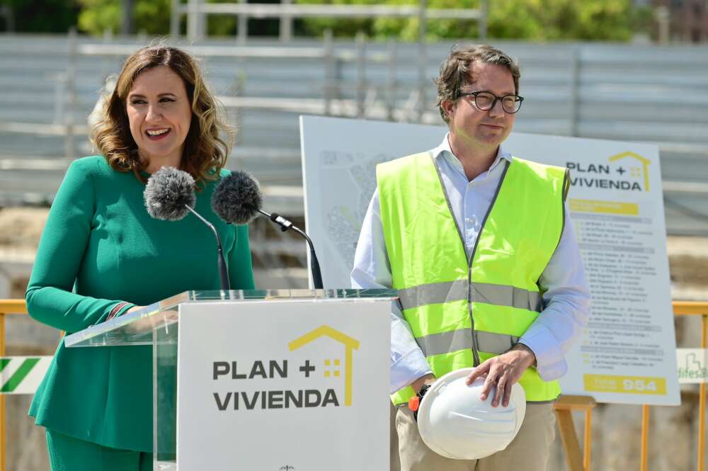 La alcaldesa de Valencia, Maria José Catalá, con una vivienda en construcción de fondo