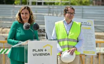 La alcaldesa de Valencia, Maria José Catalá, con una vivienda en construcción de fondo