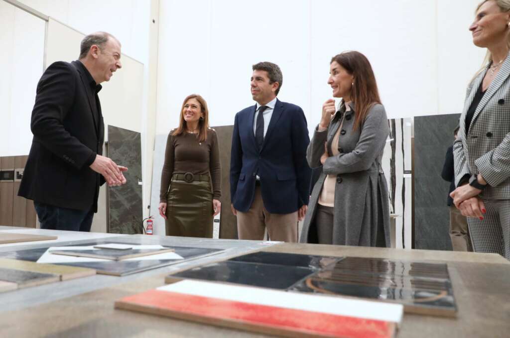 El presidente Mazón en una fábrica de cerámica