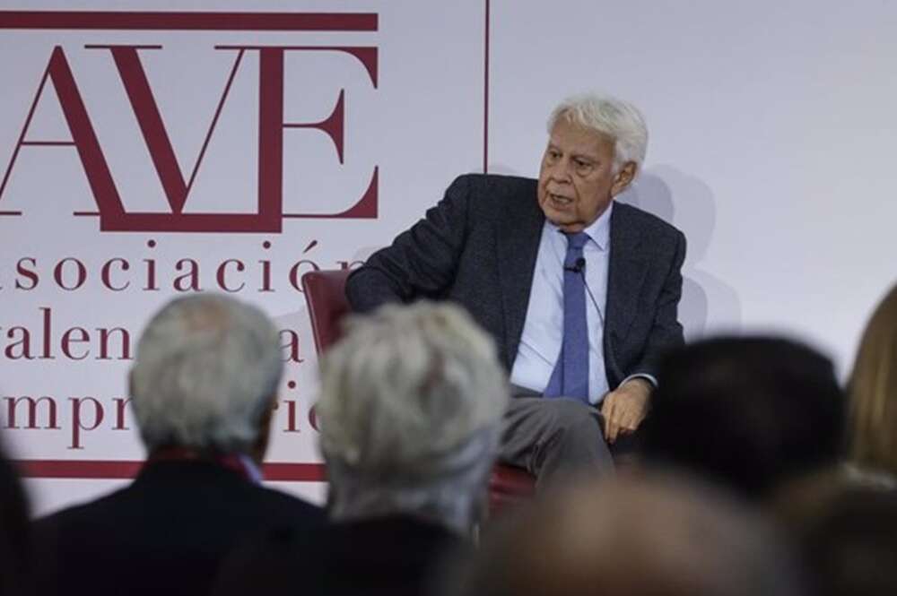 El expresidente del Gobierno, Felipe González, interviene durante la asamblea general de la Asociación Valenciana de Empresarios (AVE), en l'Alqueria del Basket