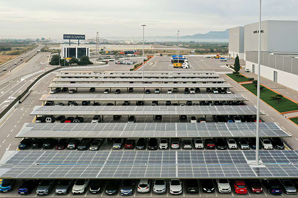 Instalación fotovoltaica ubicada en el parking de Porcelanosa