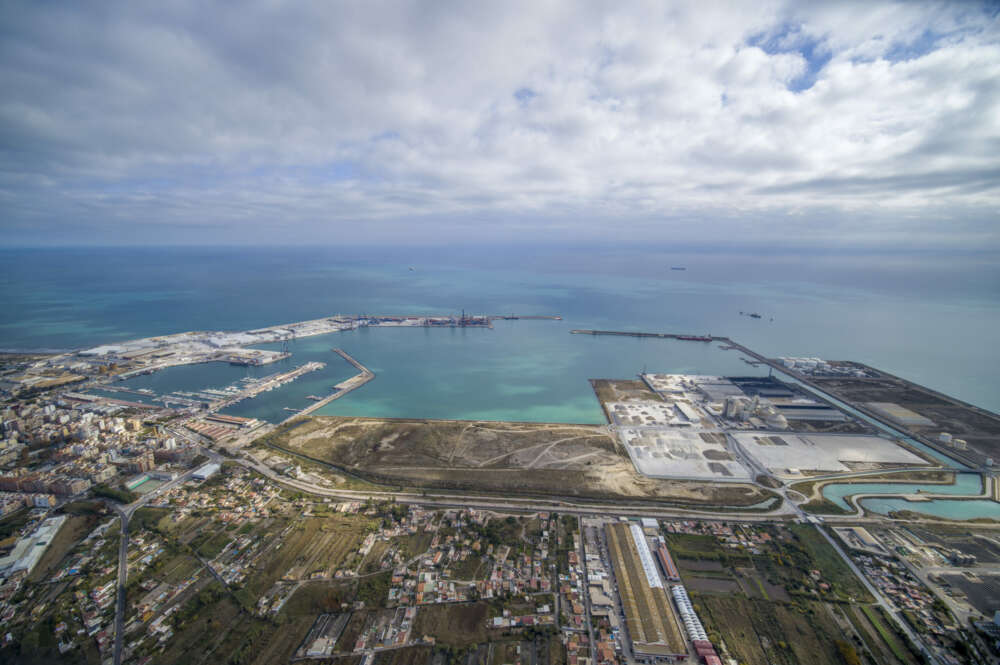 Puerto de Castellón en una vista aérea. Aquí pretende la empresa Sacyr hacen la estación intermodal