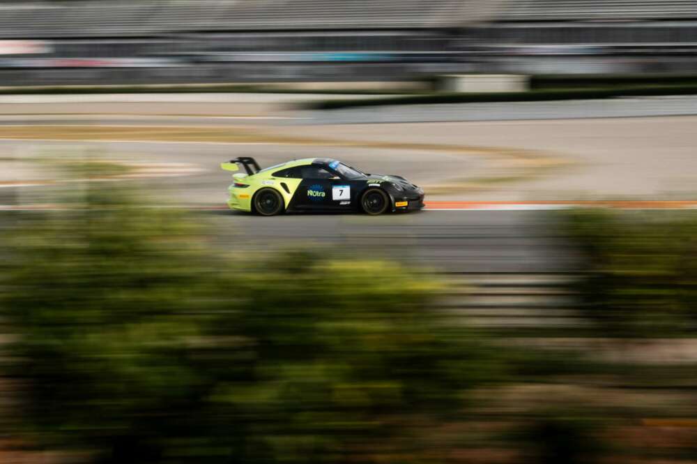 Un coche en el circuito Ricardo Tormo